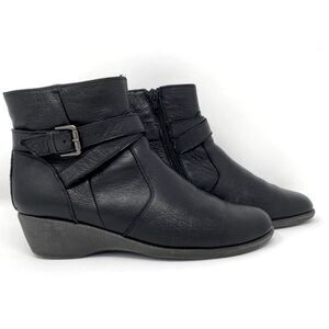 THE FLEXX Women 8 Comfort Ankle Booties Black Pebbled Leather Wedge Zip Casual